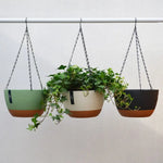 pots suspendus modernes plastique vert bleu gris beige unis opaques chaînes