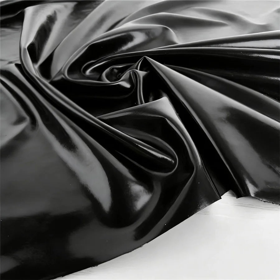 nappe noire imperméable pvc moderne cuisine table assiettes verres vase fleurs été simple