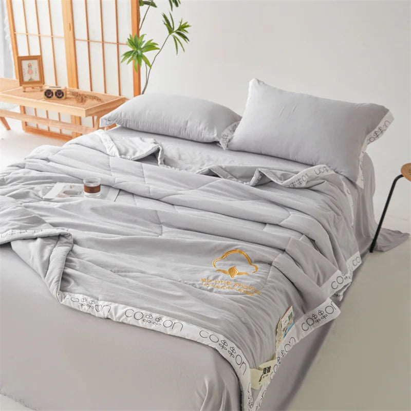 couvre lit moderne gris clair broderie dorée coton doux matelassé chambre grande taille