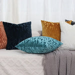 Coussin décoratif velours beige pour salon