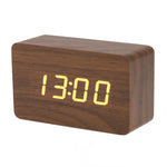 Horloge numérique rectangulaire en bois rouge sur étagère