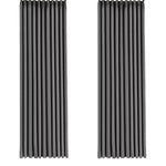 Deux panneaux de rideaux gris en velours suspendus, vus de face, bien plissés et allongés, illustrant la longueur et la régularité des plis.