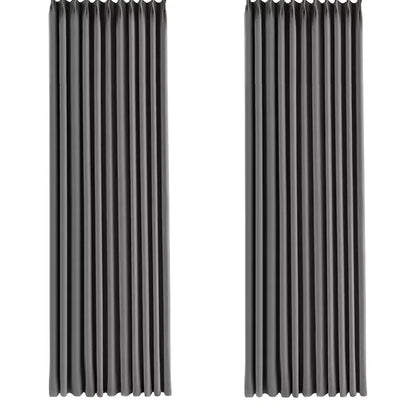 Deux panneaux de rideaux gris en velours suspendus, vus de face, bien plissés et allongés, illustrant la longueur et la régularité des plis.