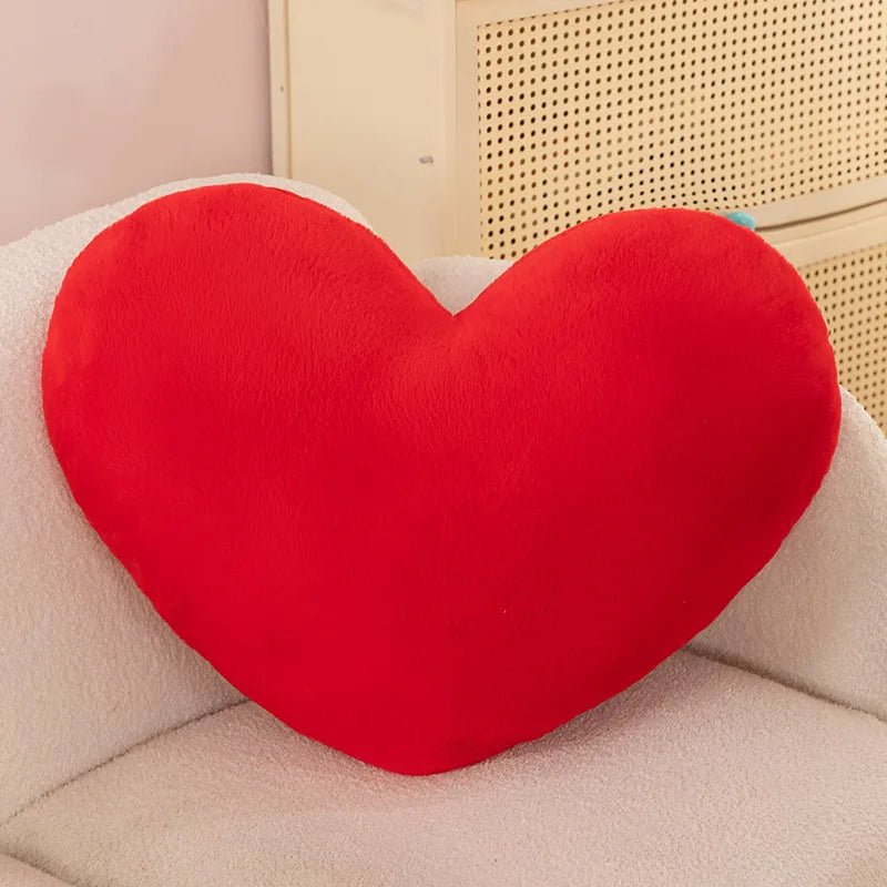 coussin rouge velours doux intérieur moderne salon chambre décoration romantique toucher confort visuel élégant