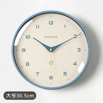 horloge murale quartz aiguille sourdine salon minimaliste visage unique fond blanc numéros noirs cadre