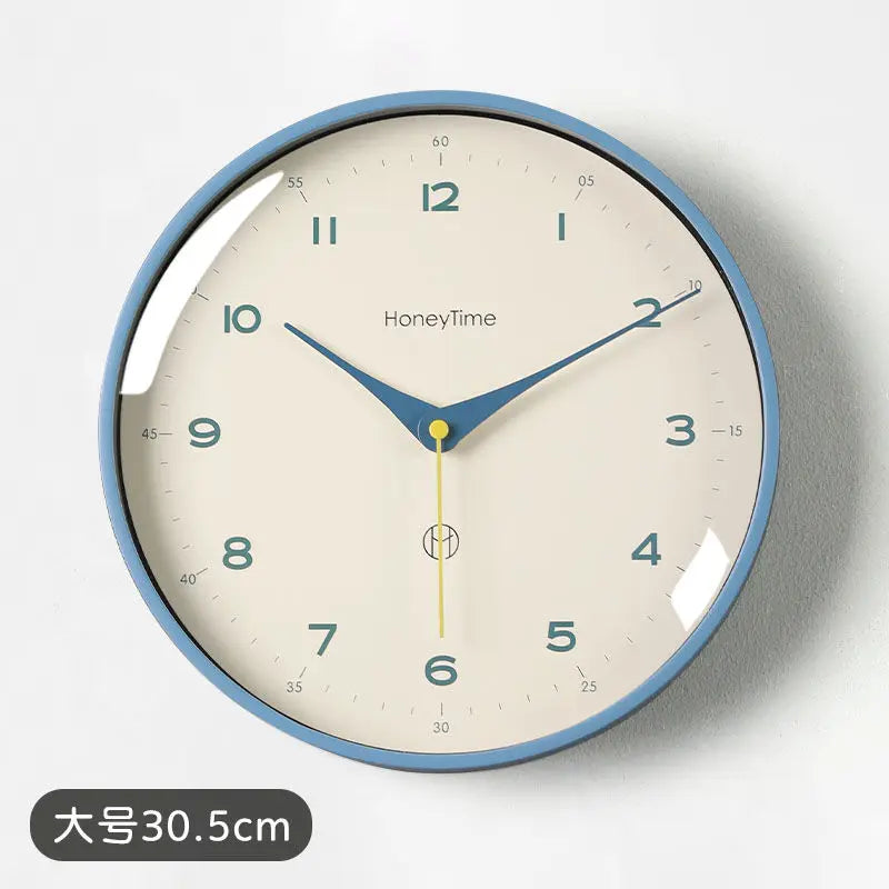 horloge murale quartz aiguille sourdine salon minimaliste visage unique fond blanc numéros noirs cadre