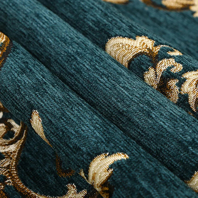 Élégante texture à motifs dorés sur un fond de velours vert foncé, suggérant un style luxueux et raffiné.