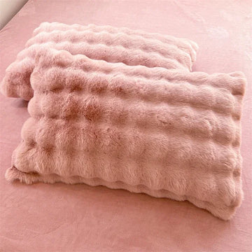 taies d'oreiller fourrure synthétique rose clair blanc cassé moderne respectueux environnement simple vert pastel