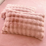 taies d'oreiller fourrure synthétique rose clair blanc cassé moderne respectueux environnement simple vert pastel