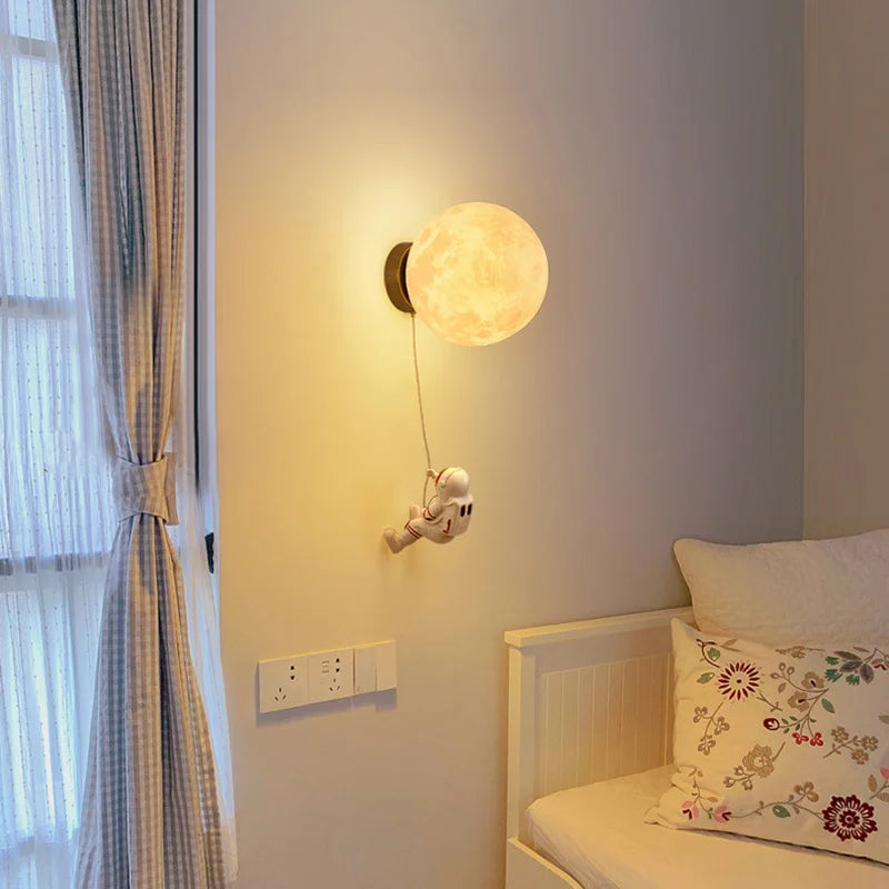 lampe murale astronaute moderne texture lune blanc doré décoration chambre enfant luminaire