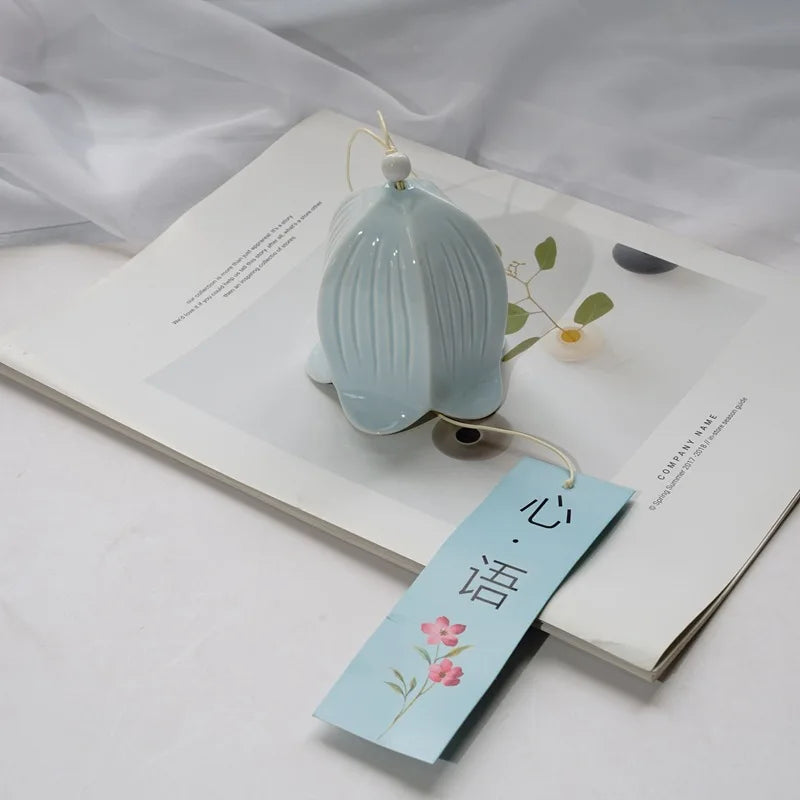 cloche vent céramique relief floral jardin artisanal blanc rose bleu