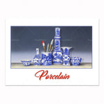 Une collection de vases, de bols et d'ustensiles en porcelaine bleue et blanche sur un fond sombre.