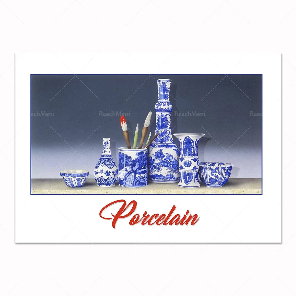 Une collection de vases, de bols et d'ustensiles en porcelaine bleue et blanche sur un fond sombre.