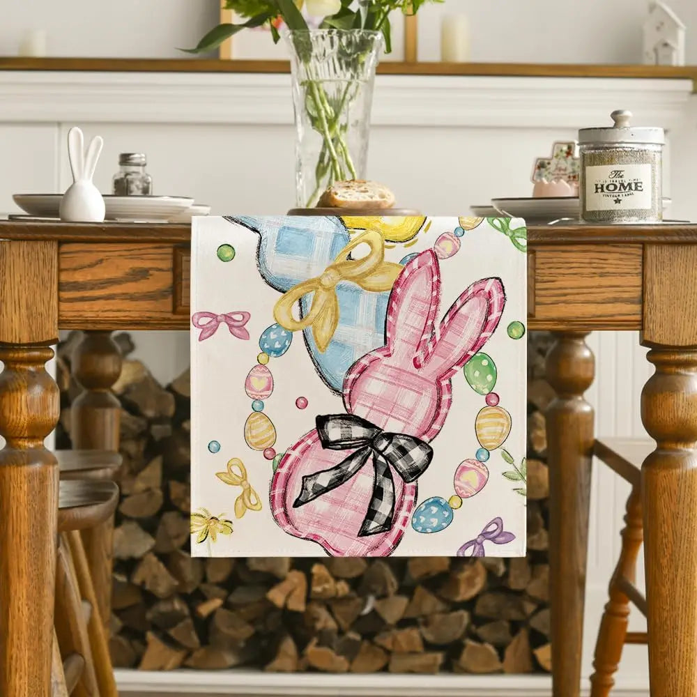 Cette illustration représente un lapin aux oreilles roses avec un nœud noir, entouré d'œufs de Pâques, de rubans et d'autres décorations printanières.