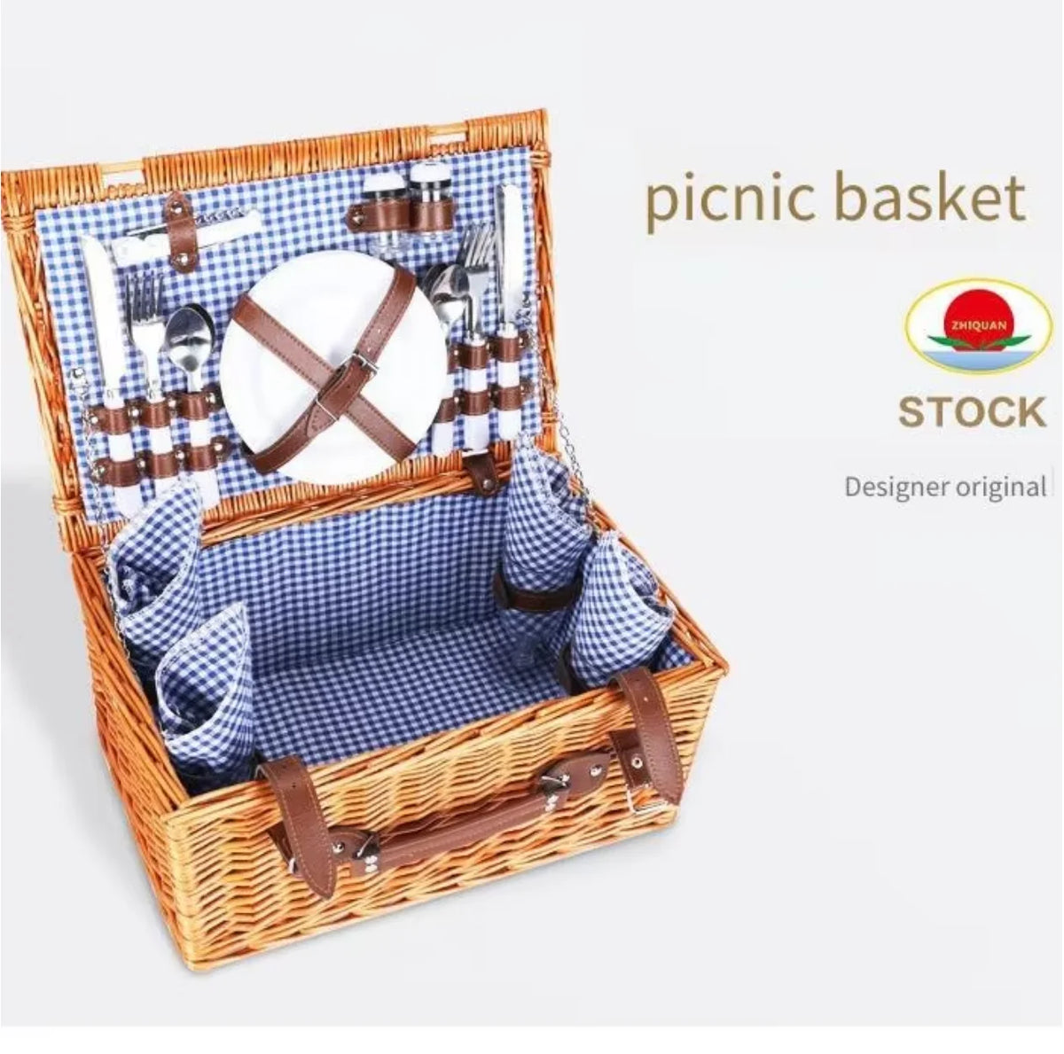 panier pique nique tressé couvercle serviettes carreaux assiettes verres fruits nappe rustique fourchette couteau