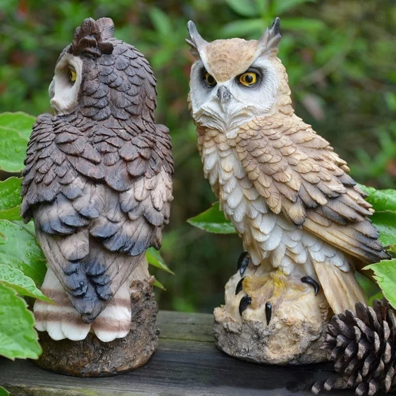 statue oiseau chouette plumes détaillées yeux jaunes couleur beige gris noir blanc
