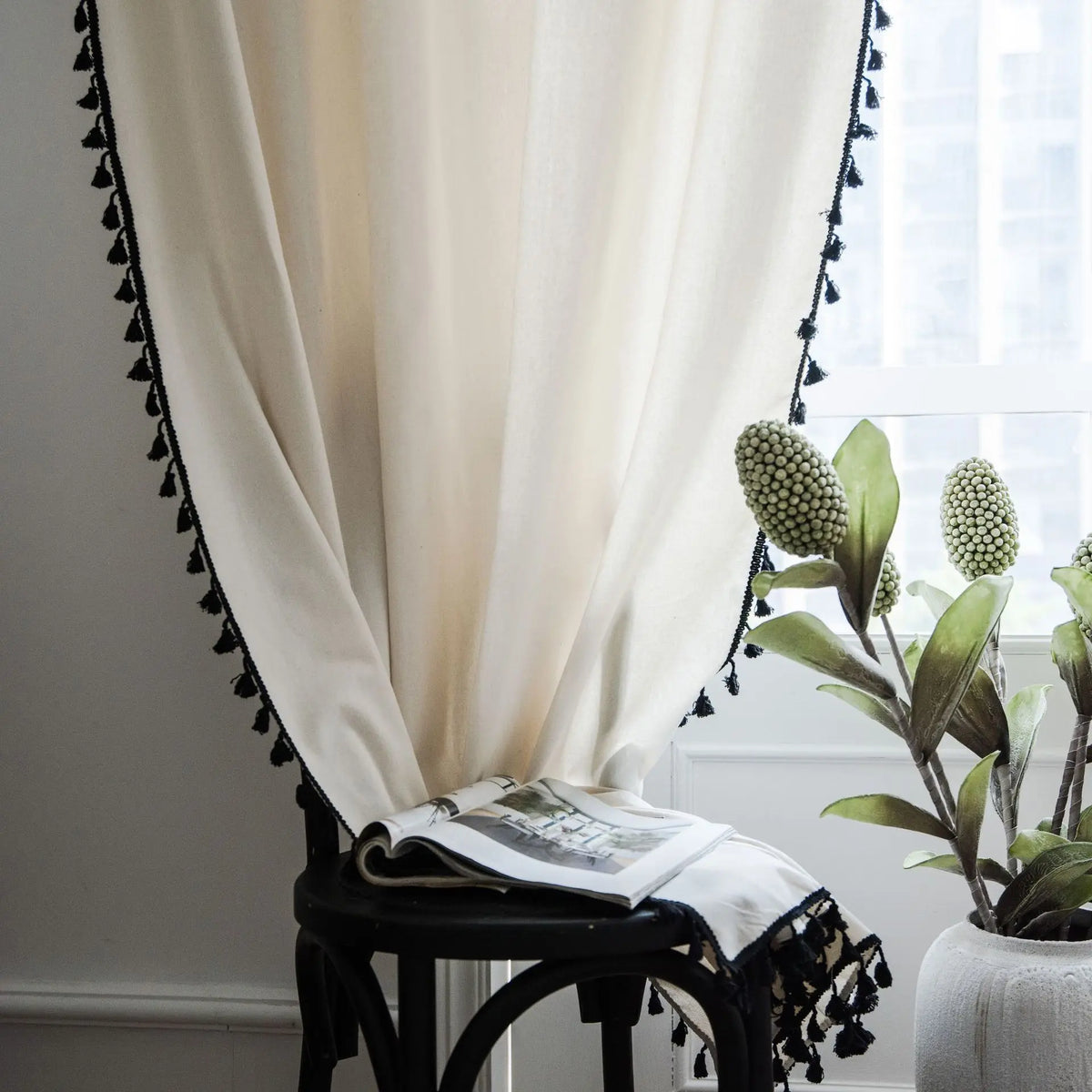 rideau blanc bordure noire pompons transparence moyenne bohème chicintérieur chambre restaurant