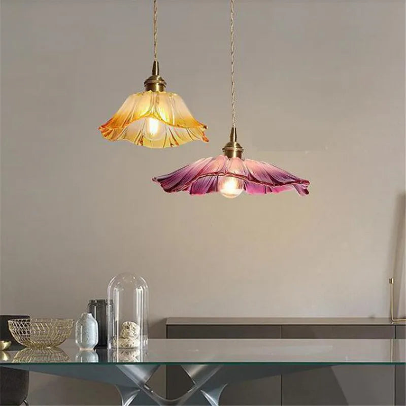 lampe suspendue artisanale vert rouge rose blanc texture fleur vintage métal chaîne ampoule chambre