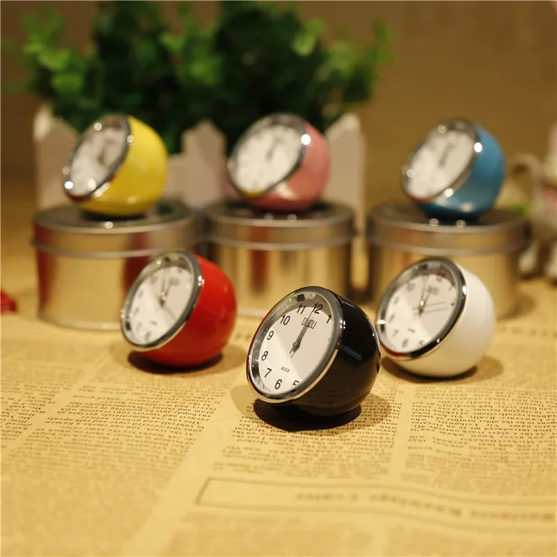 horloge table moderne multicolore rouge noir blanc bleu jaune simple ronde minimaliste
