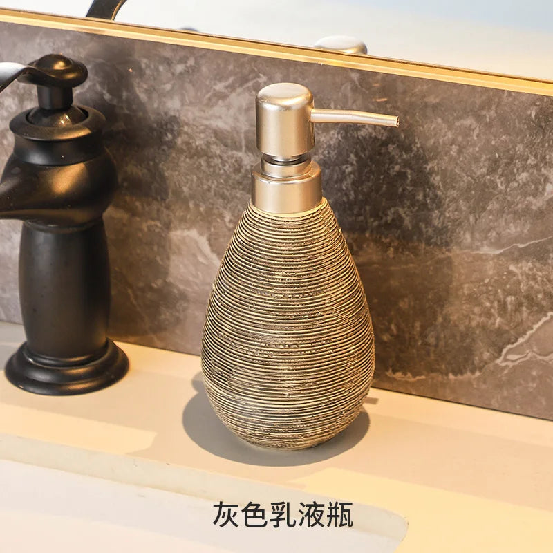 ensemble salle bain moderne tissage texture plateau savon brosse dents gobelet distributeur liquide beige
