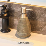 ensemble salle bain moderne tissage texture plateau savon brosse dents gobelet distributeur liquide beige