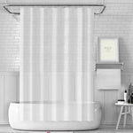 Image présentant un rideau de douche blanc accroché à une tringle à rideaux contemporaine, installé dans une salle de bain au design intérieur moderne. Le rideau, en tissu imperméable, est partiellement ouvert pour révéler une baignoire en céramique blanche et un robinet en acier inoxydable. Ces éléments de plomberie et de design intérieur sont harmonieusement intégrés pour créer un espace de bain élégant et fonctionnel.