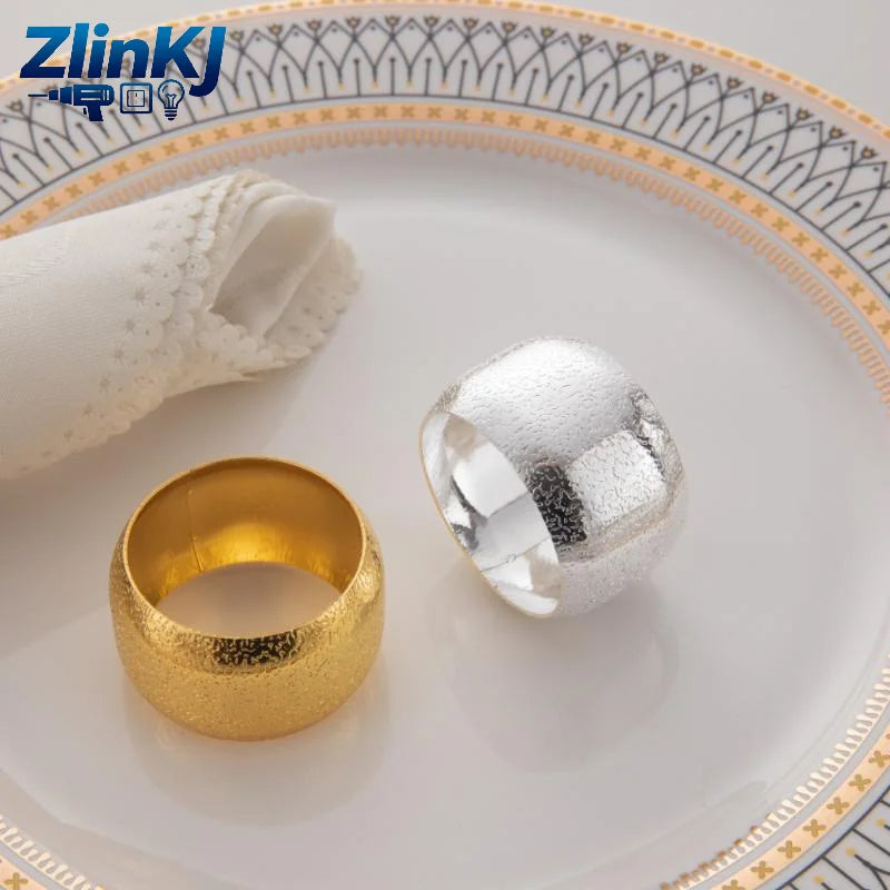 anneaux serviette or argent texture rugueuse moderne fixation minimaliste set table