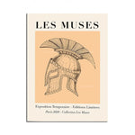 L'image montre une affiche pour une exposition temporaire de la collection Les Muses à Paris en 2020, avec une illustration d'un casque antique à crinière.