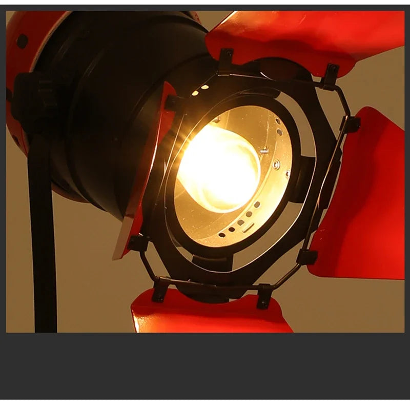 projecteur lumineux industriel rétro noir rouge trépied bois led câble électrique opaque moderne