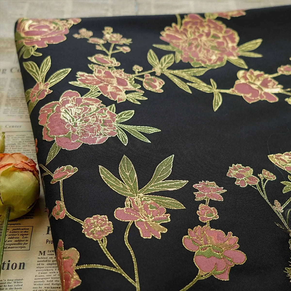 tissu polyester floral brodé pivoines élégant noir rose doré classique couture 150cm