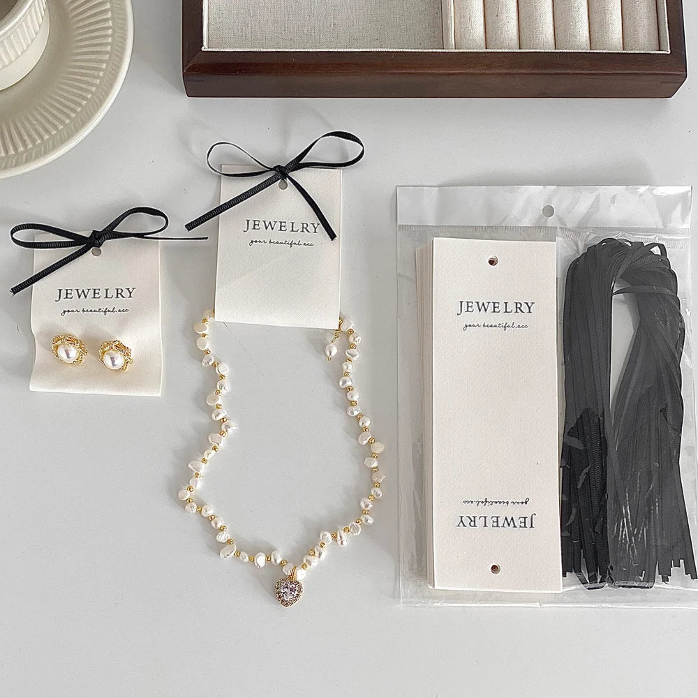 Détail du porte-bijoux avec espace pour boucles d'oreilles