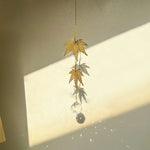 mobile décoratif doré transparent fleurs feuilles cristal chaîne dorée artisanal élégant fenêtre