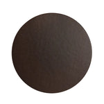 Un cercle sombre et uniforme avec une surface texturée.