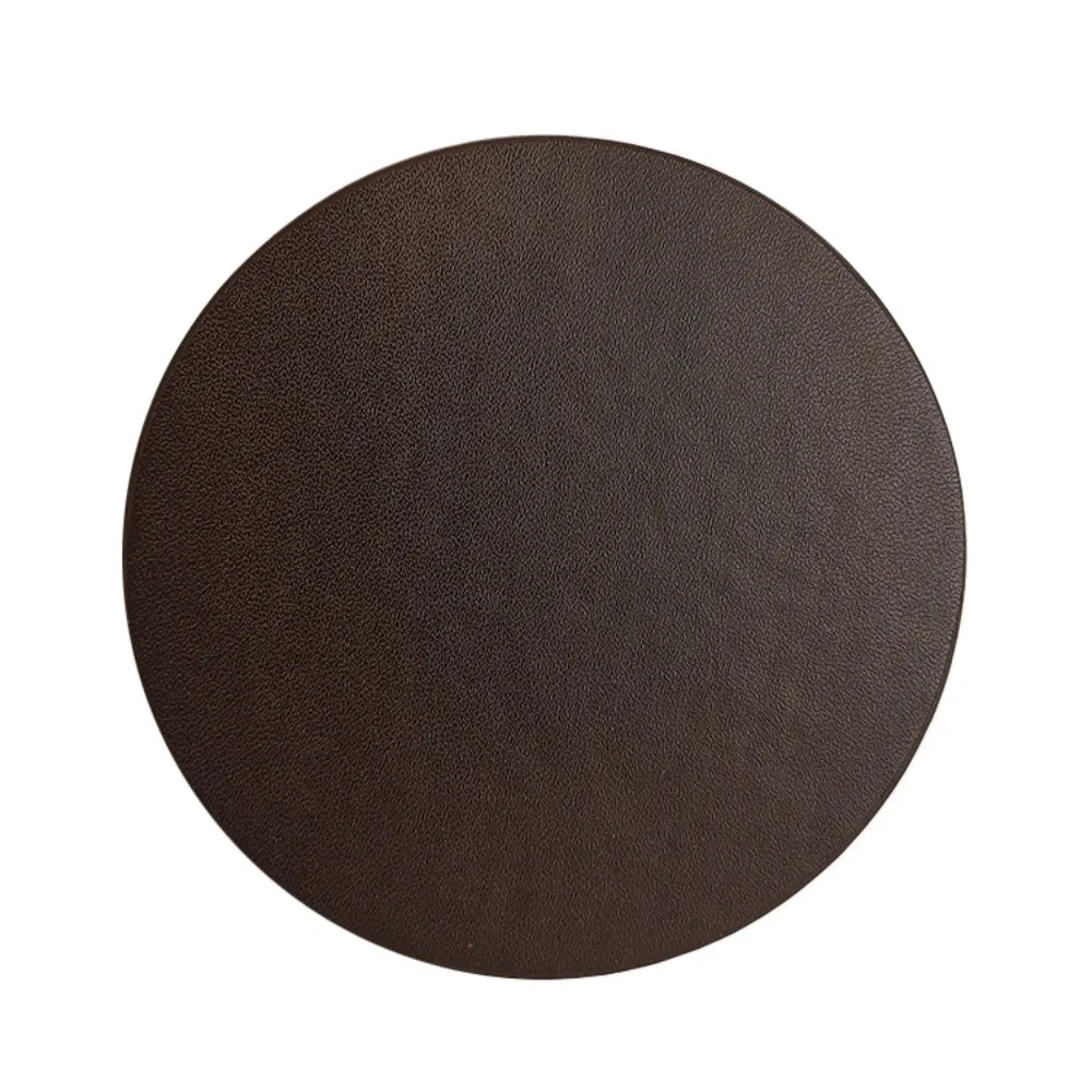 Un cercle sombre et uniforme avec une surface texturée.