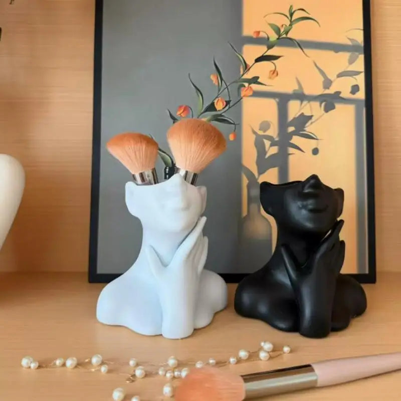 organisateur pinceaux maquillage vase fleurs séchées blanches moderne sculptural blanc noir