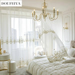 rideaux blancs brodés tulle transparents ornements floraux classiques maison hospitalière