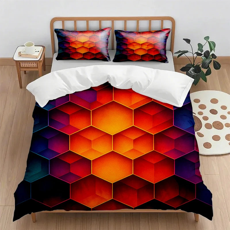 Couette colorée avec des motifs hexagonaux en dégradé de rouge, d'orange et de violet, reposant sur un lit en bois dans une chambre bien rangée.