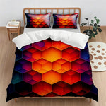 Couette colorée avec des motifs hexagonaux en dégradé de rouge, d'orange et de violet, reposant sur un lit en bois dans une chambre bien rangée.