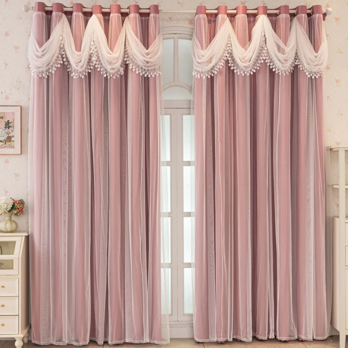 rideaux rose clair opaques classiques anneaux ruban décoratif pompons uniextérieur fenêtre plate bloque lumière