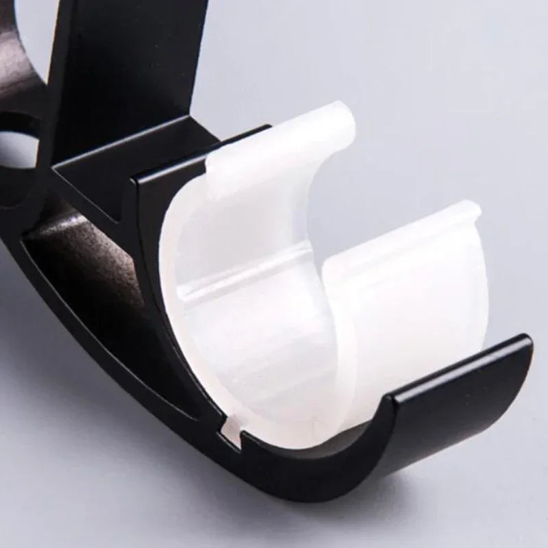 Comparaison des finitions noir mat et blanc du support de tringle