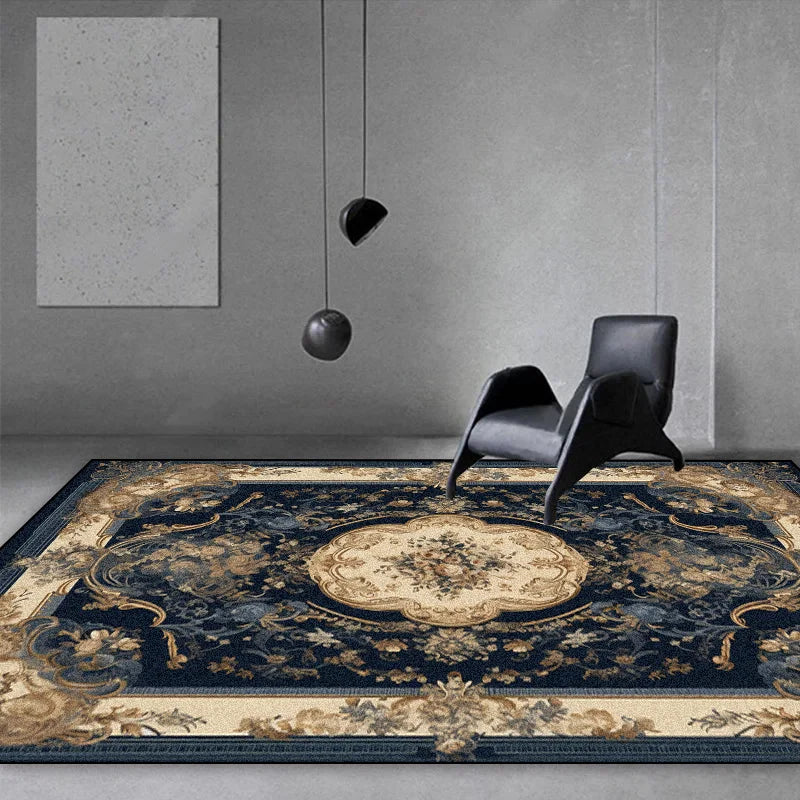 Tapis persan ornementé aux motifs floraux et géométriques sur fond sombre, placé sous un siège en cuir noir dans un intérieur minimaliste.