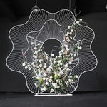 décoration mariage or blanc moderne élégante structure métallique fleurs stylisées événement anniversaire festive
