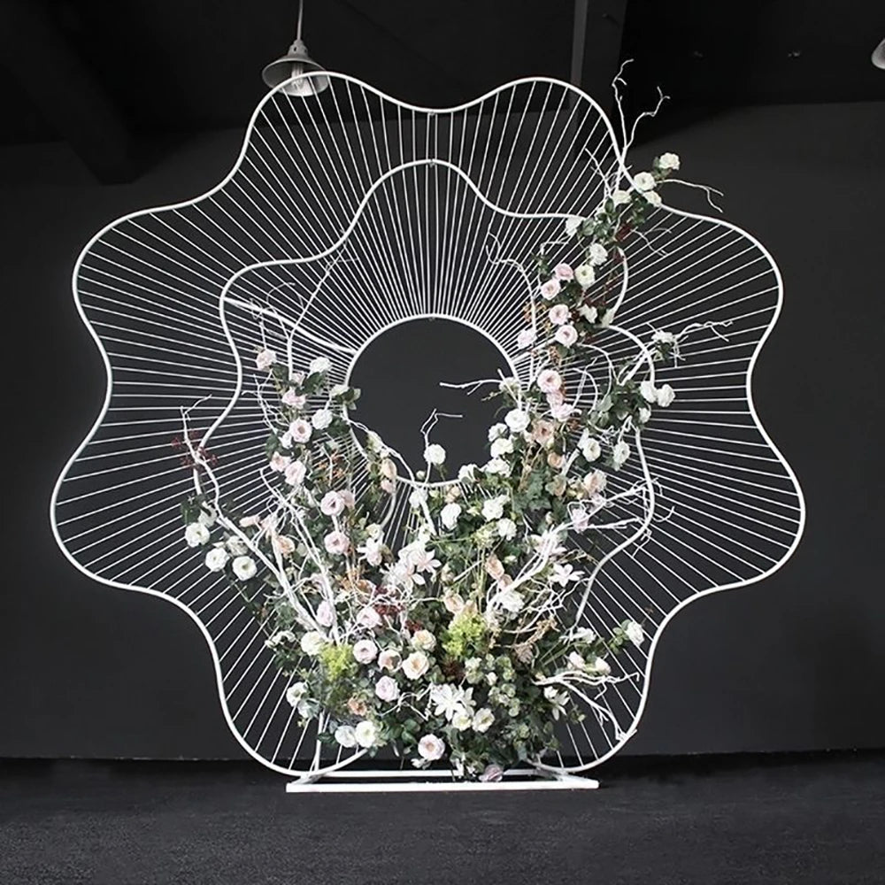 décoration mariage or blanc moderne élégante structure métallique fleurs stylisées événement anniversaire festive