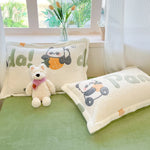 Coussins décoratifs mignons avec des motifs d'animaux et de jouets dans un espace lumineux avec des plantes.