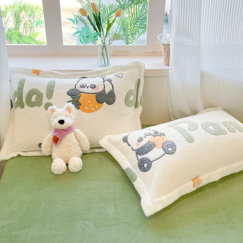 Coussins décoratifs mignons avec des motifs d'animaux et de jouets dans un espace lumineux avec des plantes.