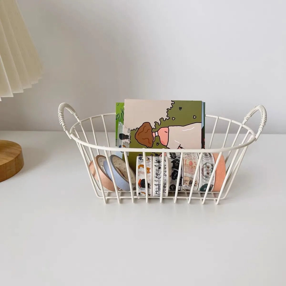 panier rangement métal blanc noir verticalement strié poignées incurvées fruits livres cartes postales bougies