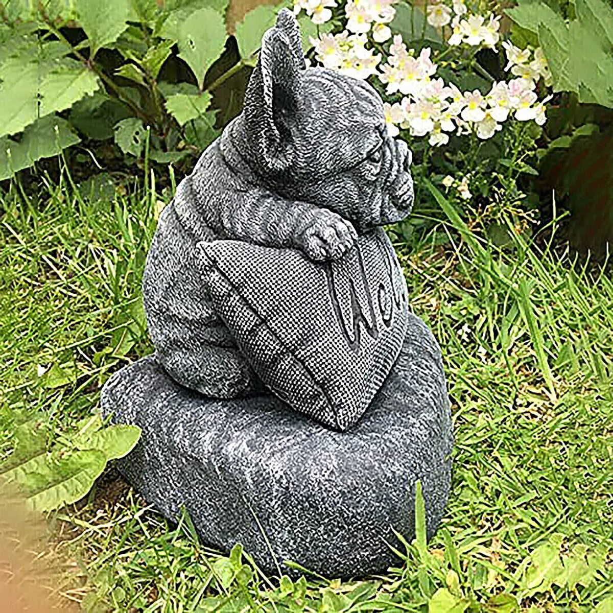 statue bulldog français bienvenue pierre texturée gris clair decoration jardin exterieur animalier assis bloc