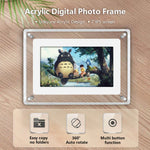Cadre photo numérique acrylique affichant une photo de famille dans un salon