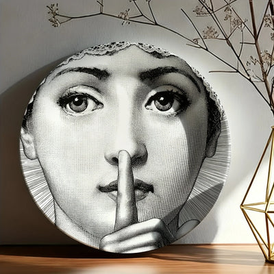 Plaque murale céramique visage femme gris clair