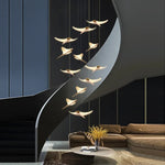 suspension lumineuse or oiseaux stylisés contemporaine minimaliste salon chaînes fixations métal lumière blanche chambre